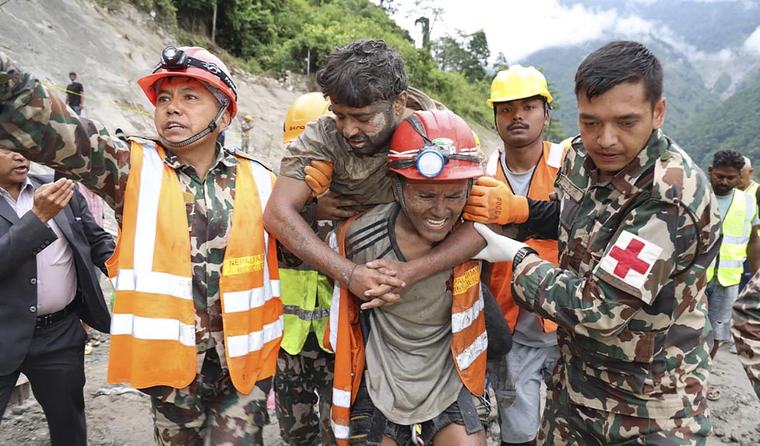 Rescatan con vida a 2 obreros atrapados en un túnel de Nepal tras el devastador deslave en el Himalaya