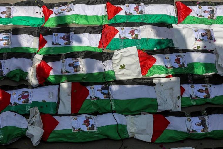 Gaza entierra los restos de 100 personas rescatados de casas bombardeadas por Israel
