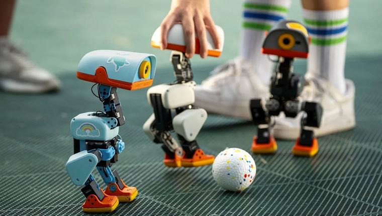Canta, juega al fútbol, patina y recoge objetos: así es Microduck, el robot en forma de pato de Hugging Face