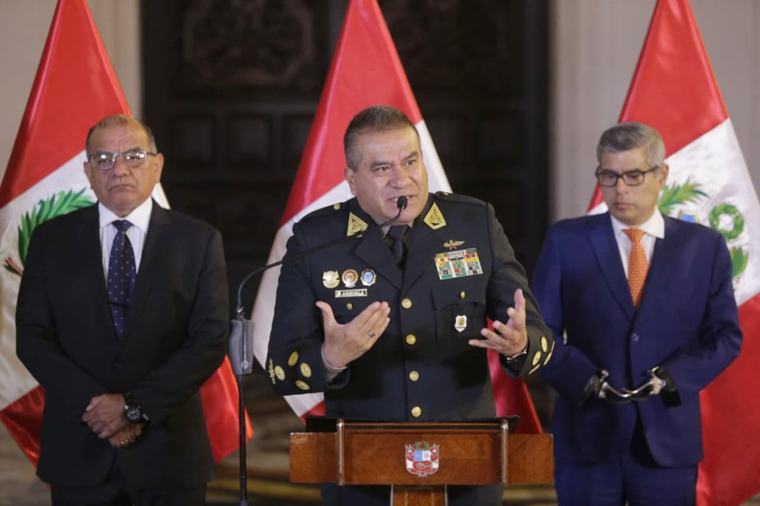 Óscar Arriola renuncia al cargo de comandante general de la Policía Nacional