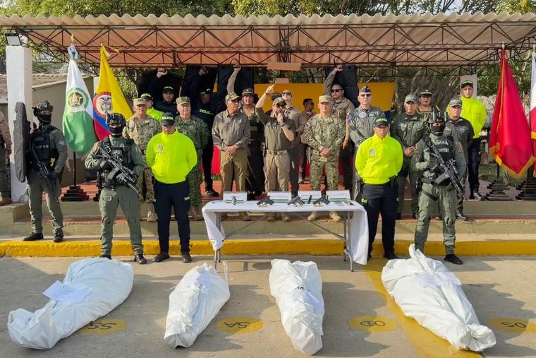 Abelardo de la Espriella exhibe a la prensa los cadáveres de cuatro personas abatidas en La Guajira