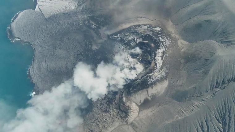 Indonesia: la erupción del volcán Anak Krakatoa obliga al cierre de aeropuertos [FOTOS]