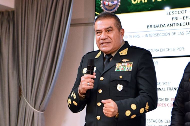 Pepitas: El general Óscar Arriola, jefe de la Policía, parece una piñata. Todos le dan de alma