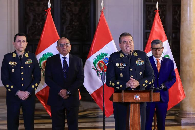 Óscar Arriola anuncia que deja comandancia general de la Policía Nacional