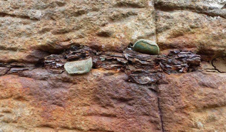 Turistas dejaron durante años miles de monedas por buena suerte en un monumento natural: ahora retiran más de 10.000 para proteger este Patrimonio de la Humanidad