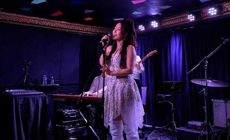 Cantante coreana QoA llega a Lima para conectar talentos de Perú y Corea