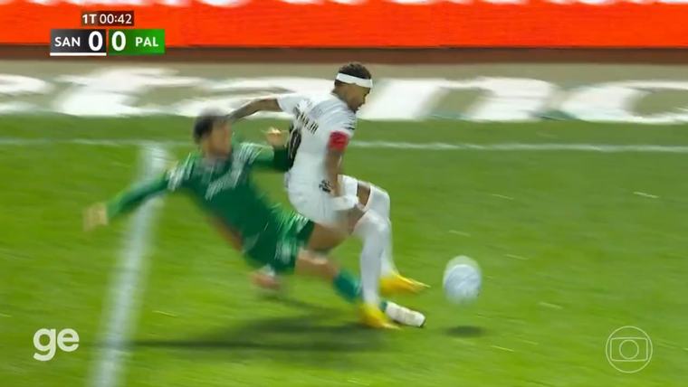 La brutal patada que recibió Neymar a los 5 segundos en el Santos vs Palmerias