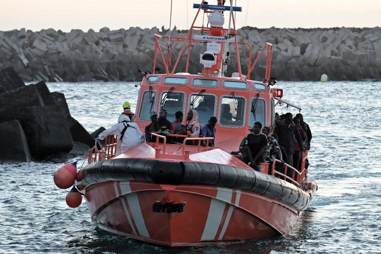 Mueren 80 personas en un cayuco a la deriva al sur de Canarias tras 26 días en el mar