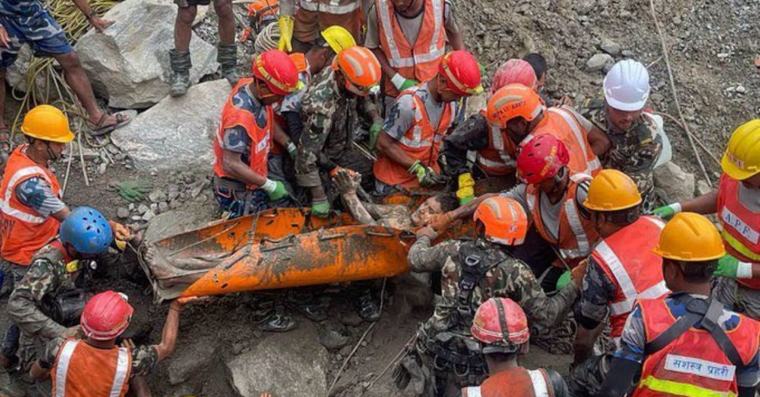Rescatan con vida a dos trabajadores de un túnel 10 días después de la riada ocurrida en Nepal