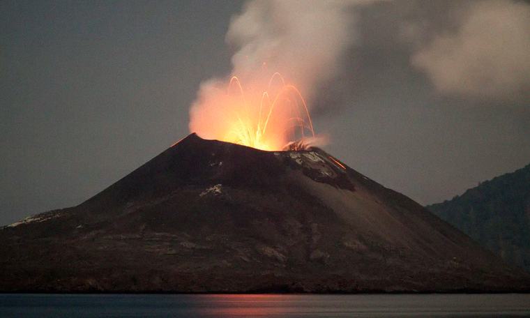Volcán Krakatoa hizo erupción en Indonesia y paralizó aeropuertos con unos 270.000 pasajeros afectados