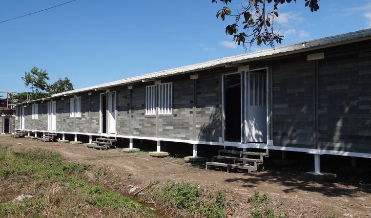 Un colombiano que luchaba por su casa propia creó ladrillos tipo Lego con plástico reciclado: su sistema permite construir viviendas de 40 m² en solo 5 días