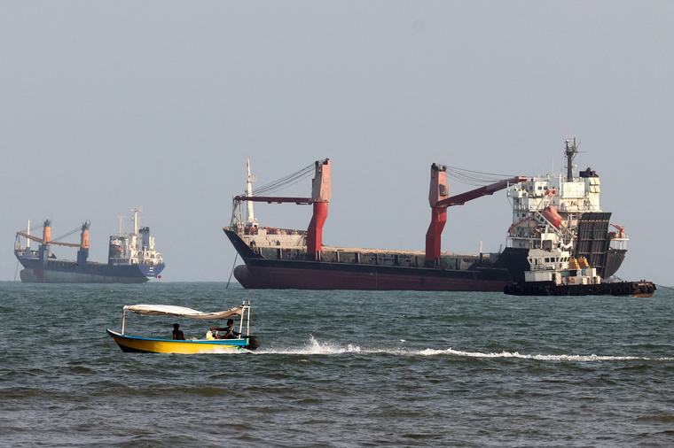 Estados Unidos logra sacar del estrecho de Ormuz 18 millones de barriles de petróleo en pleno bombardeo, según CNN
