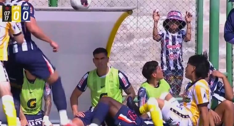 Winston Reátegui sobre la falta que recibió Advíncula: “Conducta violenta, tarjeta roja porque el balón no está en juego”
