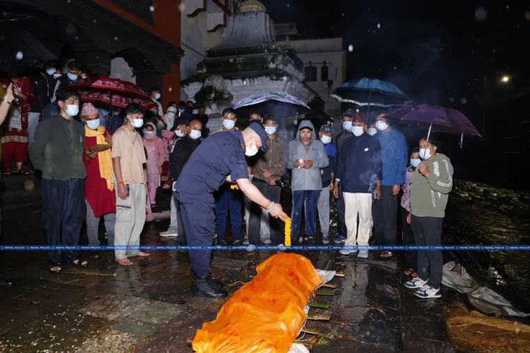 Avalancha en Nepal: La principal morgue de Katmandú supera su capacidad y amplían los entierros temporales
