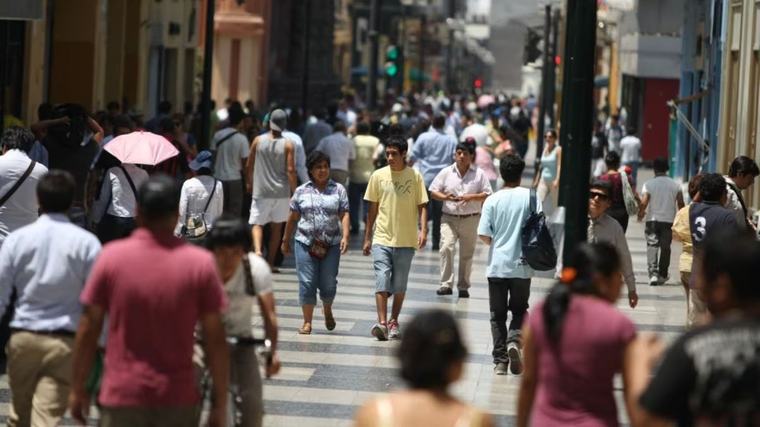 Calor arrecia en pleno invierno: alerta roja en 21 regiones, incluida Lima, por incremento de temperaturas