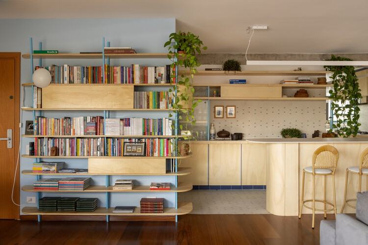 João Moura Apartment / Margem Arquitetos