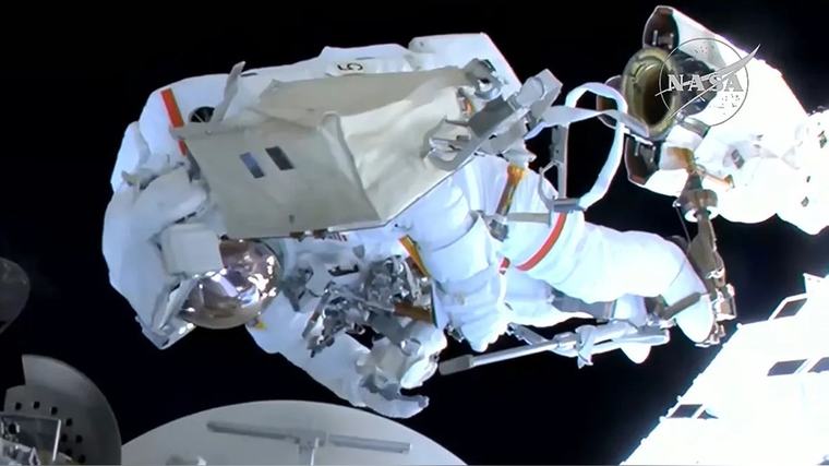 Astronautas concluyen caminata espacial para instalar una antena en la Estación Espacial Internacional