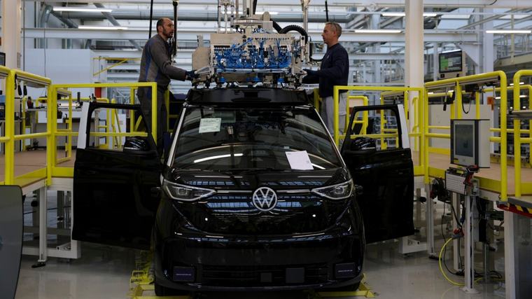 Volkswagen duplica el recorte de empleos a 100 000 en total hasta 2030