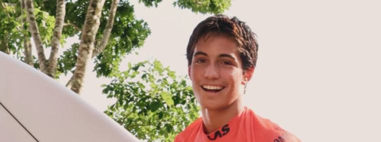 ¡En gran momento! Bastián Arévalo clasificó a la segunda ronda del Mundial Junior de Surf 2026