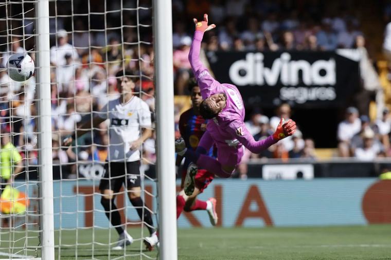 LaLiga: Barcelona golea 5-0 al Valencia y se afianza como líder