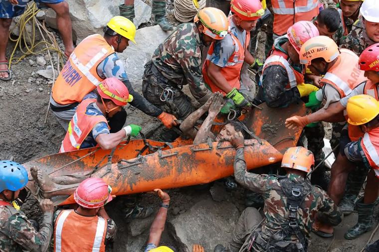 Rescatan a dos trabajadores atrapados en túnel de central hidroeléctrica tras inundaciones en Nepal