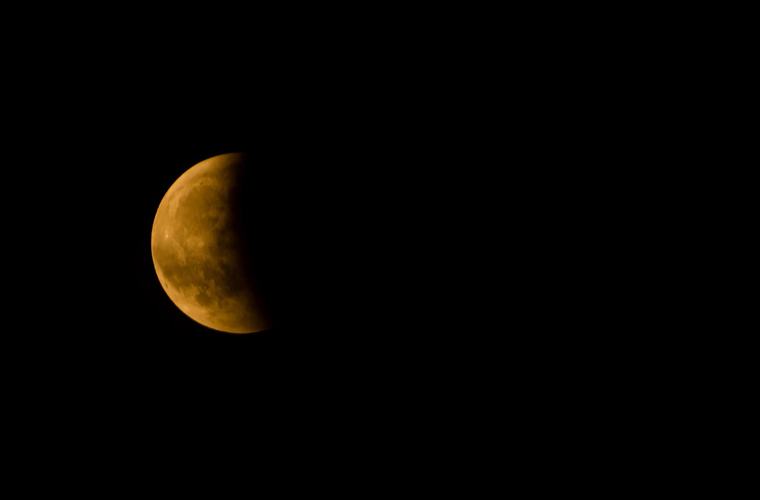 Eclipse lunar parcial: ¿cuál es la relación con el eclipse total de Sol ocurrido hace dos semanas?