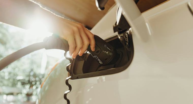 ¿Un auto eléctrico contamina menos? Un estudio del MIT pone cifras al debate