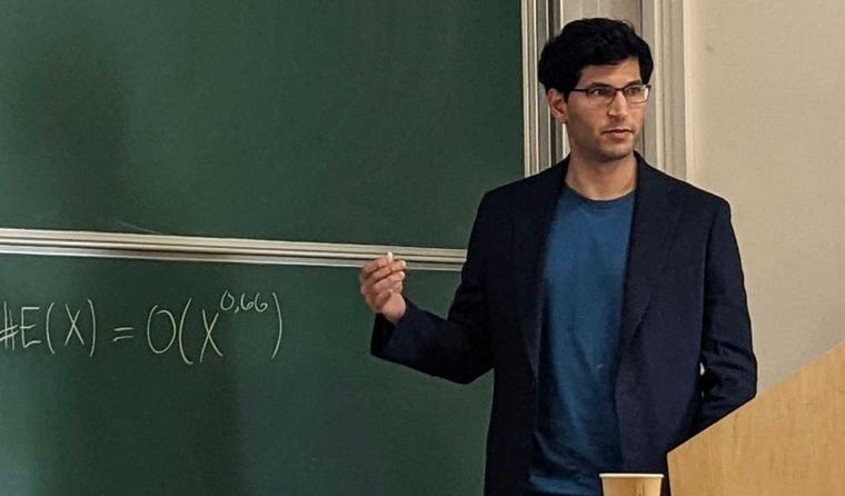 Un matemático llevaba 7 años intentando resolver este enigma y un joven sin título universitario lo consiguió con ayuda de la IA