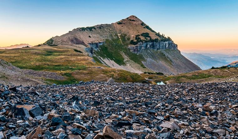 Descubren bajo las rocas de una montaña de EE.UU. una enorme reserva de agua congelada: su hielo llenaría 600 piscinas olímpicas