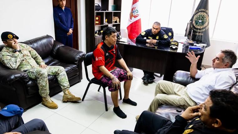 Humberto Abanto sobre foto del comandante de la PNP y el ministro de Defensa con detenido: “No es un interrogatorio”