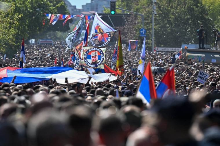 Una multitud rinde homenaje al criminal de guerra Ratko Mladic en Belgrado