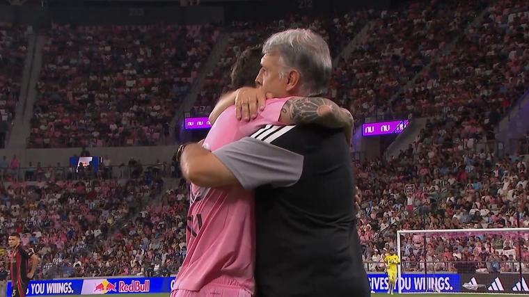 “En dos meses le pasaron muchas cosas”: Tata Martino explica el emotivo abrazo con Messi antes del partido del Inter Miami