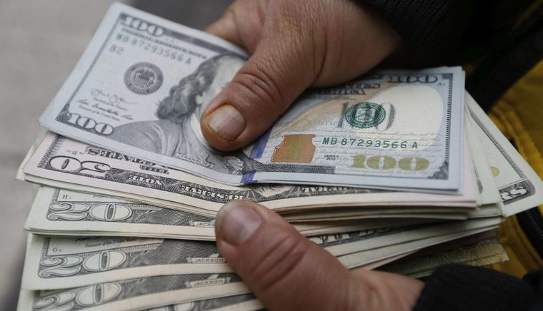 Dólar abre a la baja en S/3,35 empujado por el retroceso global