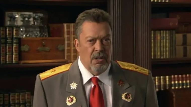 Fallece Tim Curry: la vez que el popular actor de Hollywood protagonizó “Command & Conquer: Red Alert 3”, un videojuego de estrategia