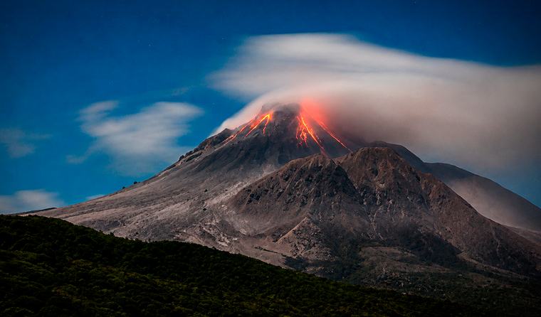 Científicos ingleses estudian un volcán activo del Caribe y detectan una posible reserva rica en metales a 2 km de profundidad