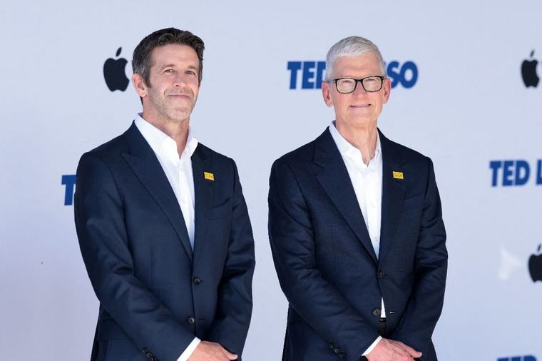 Los montos que percibirán John Ternus y Tim Cook en sus nuevos cargos en Apple