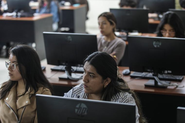El Comercio capacita escolares en Arequipa, inversión privada en Petro-Perú y doble asesinato sacuden SMP