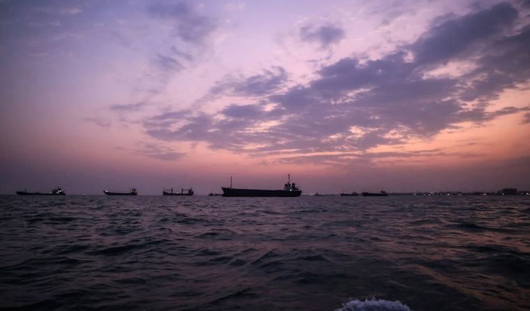 Irán responde a EE. UU. con misiles contra un portaaviones y ataques a petroleros en el estrecho de Ormuz