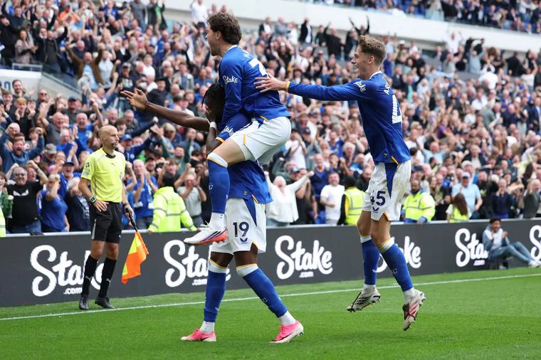 Premier League: Everton y Manchester United empatan 2-2