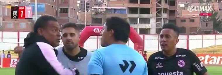 “¿Te aplaudo, entonces?”: El desafiante gesto de Cueva contra el árbitro en el Boys-Huancayo que acabó en trifulca