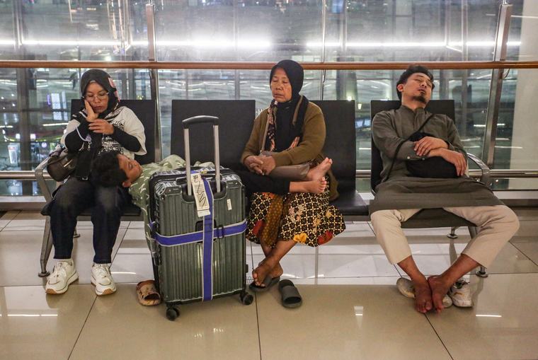 Indonesia cierra ocho aeropuertos por erupción volcánica, 150.000 pasajeros varados