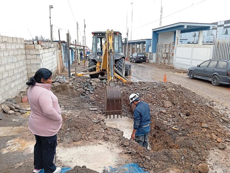 Tacna: Instalación deficiente hecha por vecinos provoca fuga de agua potable