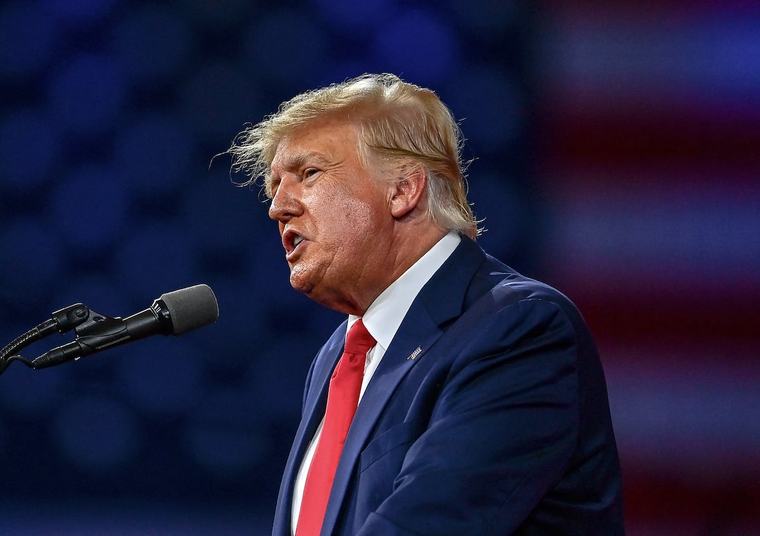 Trump dice que si él fuera de la familia real británica no acogería a Sussex, Enrique y Meghan