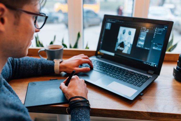 Photoshop se actualiza: incorpora editor asistido por IA que simplifica el trabajo con indicaciones sencillas