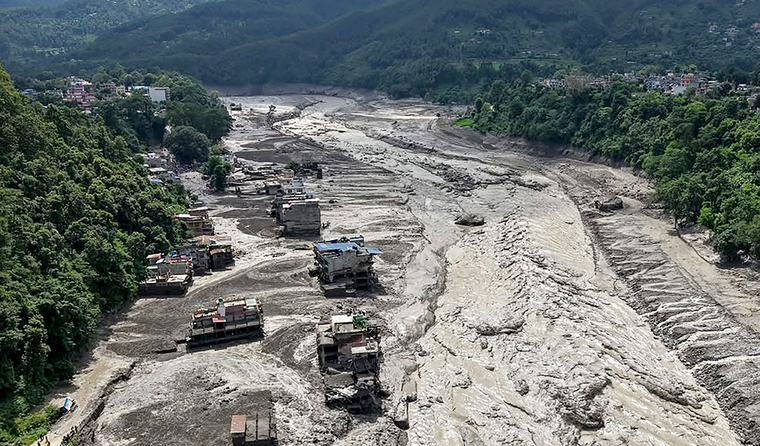 Inundaciones arrasan Nepal: ¿Cómo se habría originado la avalancha de hielo y rocas con olas de hasta 6 metros de altura?