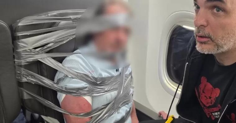 Pasajero es atado con cinta adhesiva a su asiento en un avión tras lanzar insultos racistas y homófobos