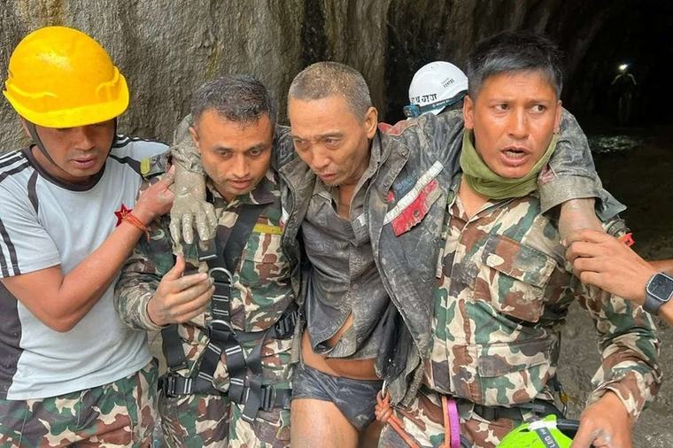 “En cuanto veía la luz, gritaba”, relata el chino atrapado 11 días en un túnel de Nepal