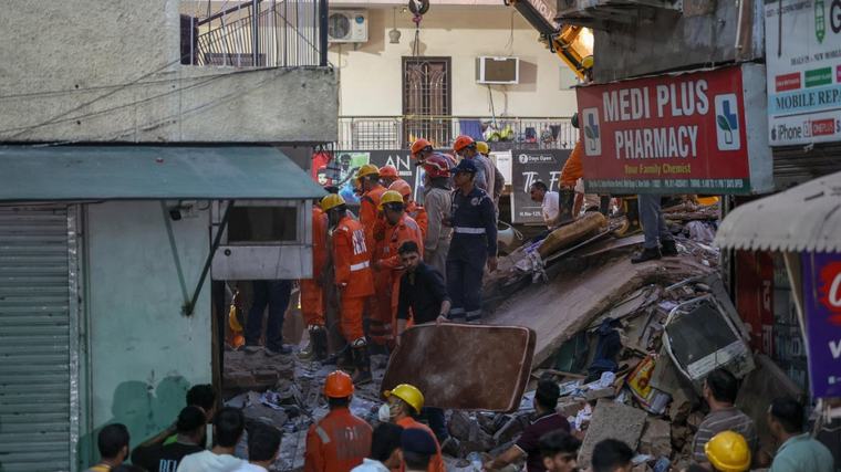 Al menos 3 muertos y decenas de atrapados en derrumbe hostal universitario en Nueva Delhi