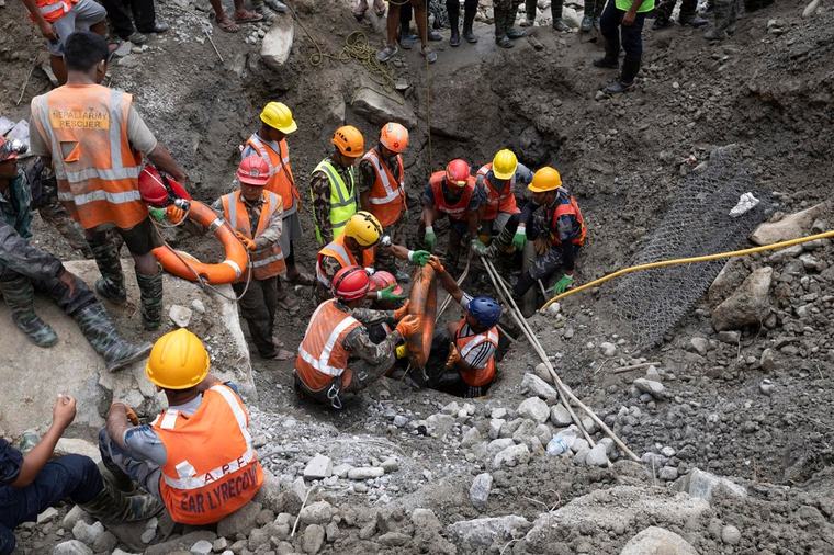Diez días atrapados bajo tierra: Así rescataron con vida a dos trabajadores en Nepal