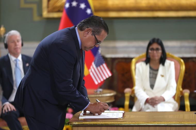 Venezuela firma acuerdos con Chevron y Eni en presencia del secretario de Energía de EE.UU.